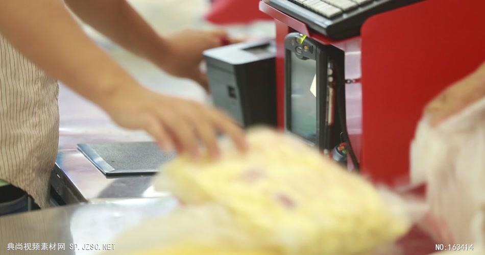 超市商场购物 家庭主妇市民生蔬菜活市场买东西 实拍高清视频素材SP049超市扫码003