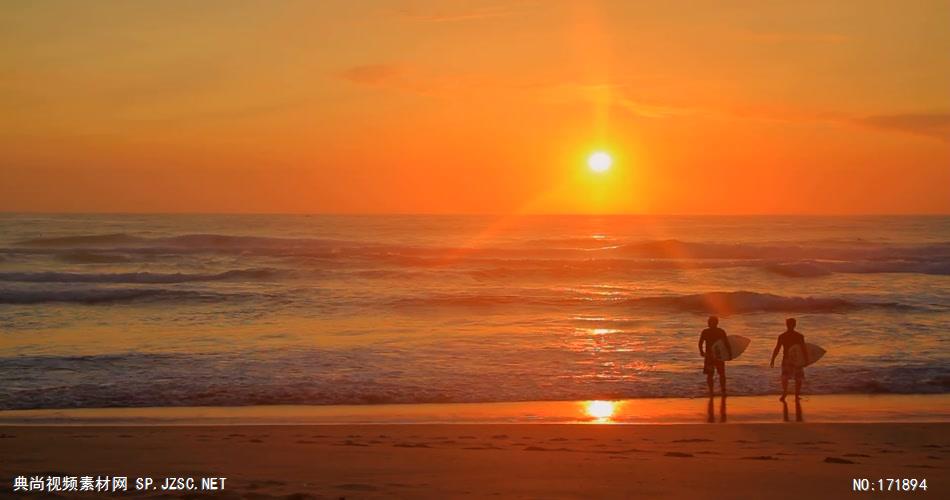 冲浪者在森赖斯海滩散步 Surfers Walk Down Beach at Sunrise 高清视频全集_batchStoc Video高清视频素材下载 led视频背景 led下载