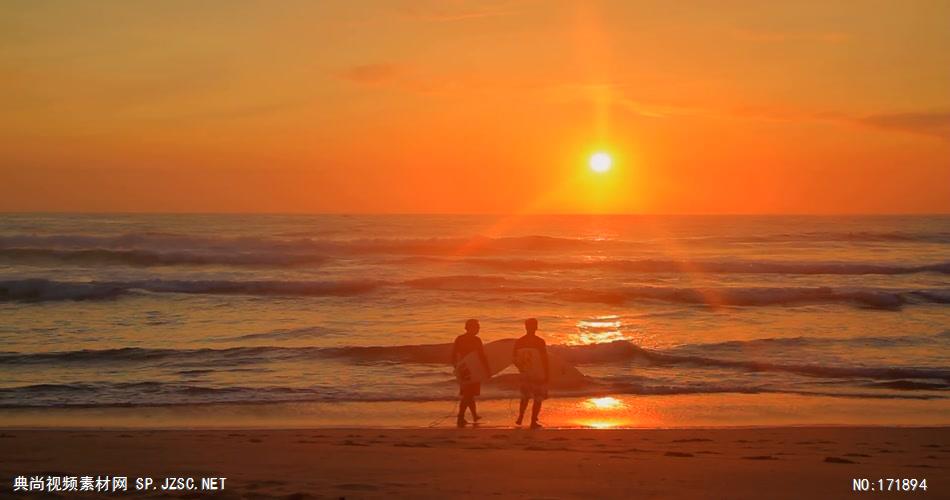 冲浪者在森赖斯海滩散步 Surfers Walk Down Beach at Sunrise 高清视频全集_batchStoc Video高清视频素材下载 led视频背景 led下载