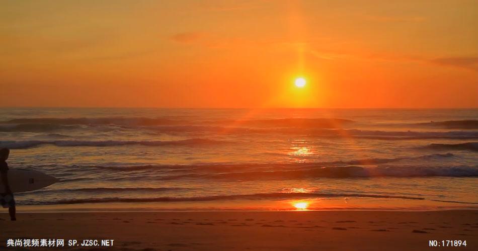冲浪者在森赖斯海滩散步 Surfers Walk Down Beach at Sunrise 高清视频全集_batchStoc Video高清视频素材下载 led视频背景 led下载